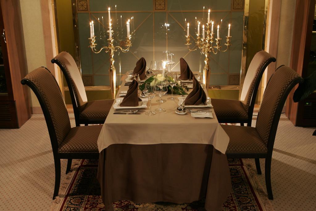 Grand Hotel Polyana Esto-Sadok Exterior foto A table set for fine dining