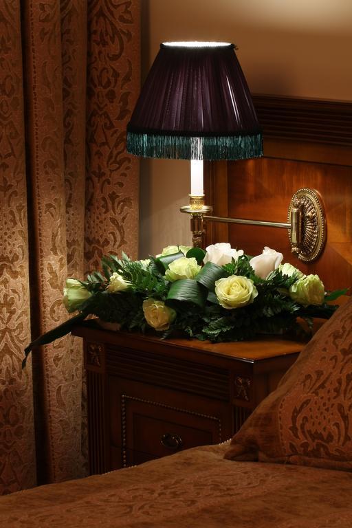 Grand Hotel Polyana Esto-Sadok Exterior foto A coffin with a flower arrangement